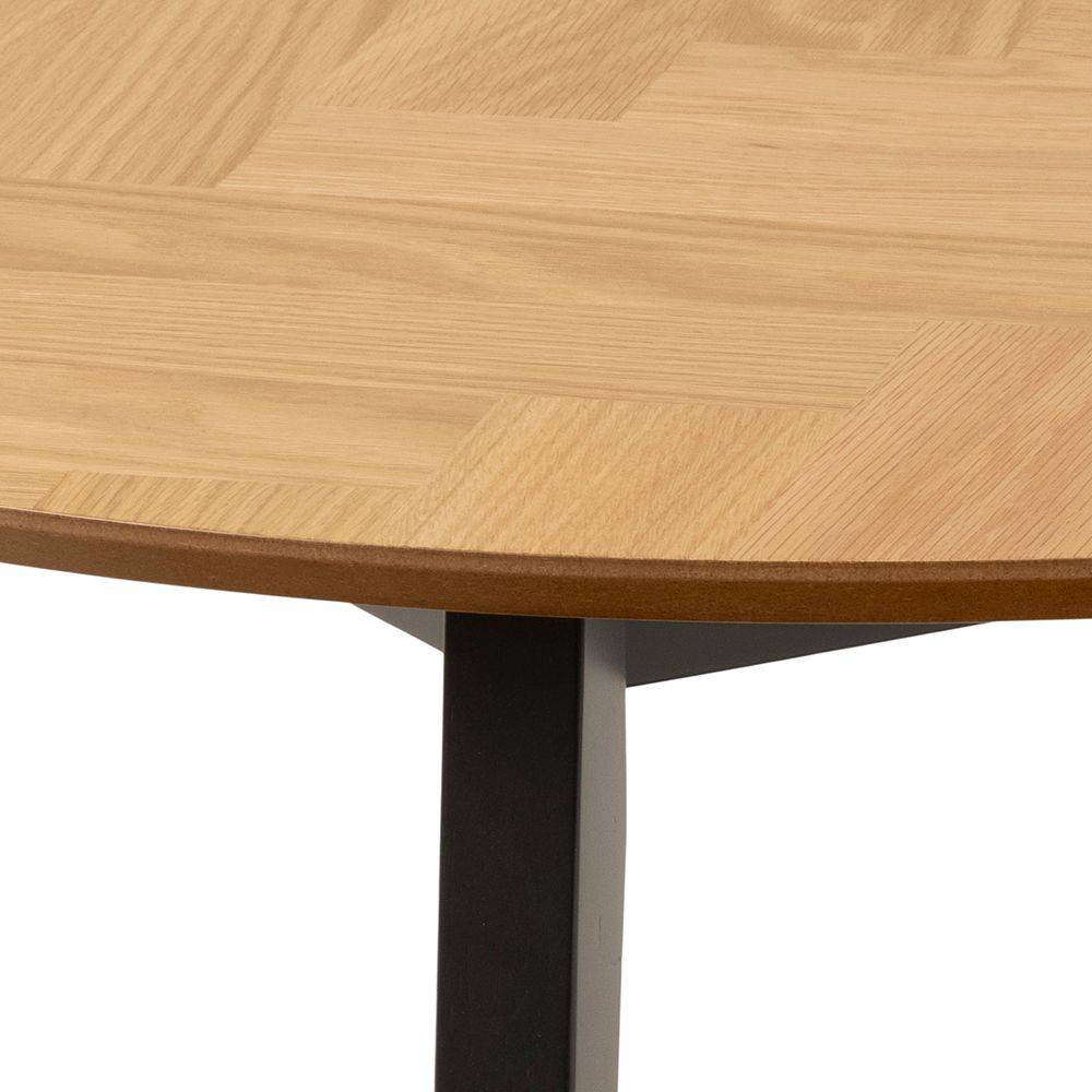 Rundt træ sofabord med sildebens mønster i fineret eg og sorte gummitræsben.