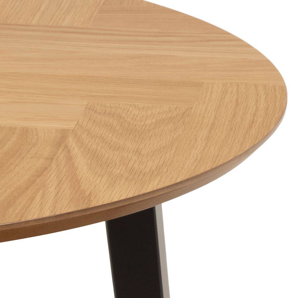 Rundt træ sofabord med sildebens mønster i fineret eg og sorte gummitræsben.