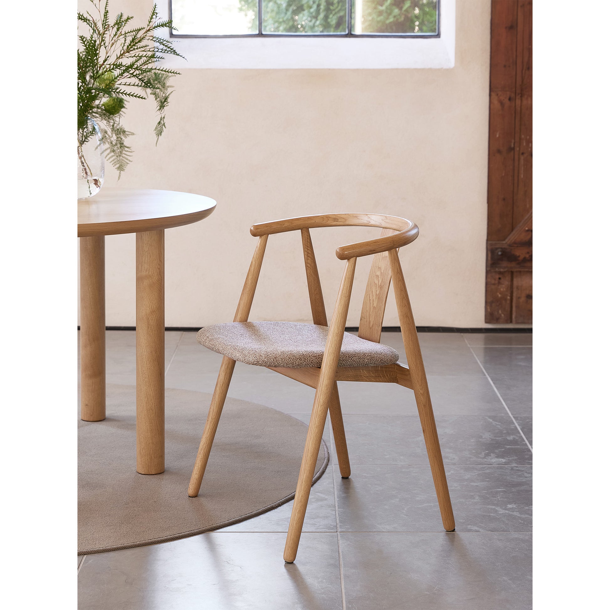 Relate spisebordsstol, egetræ | stof - Møbelkompagniet