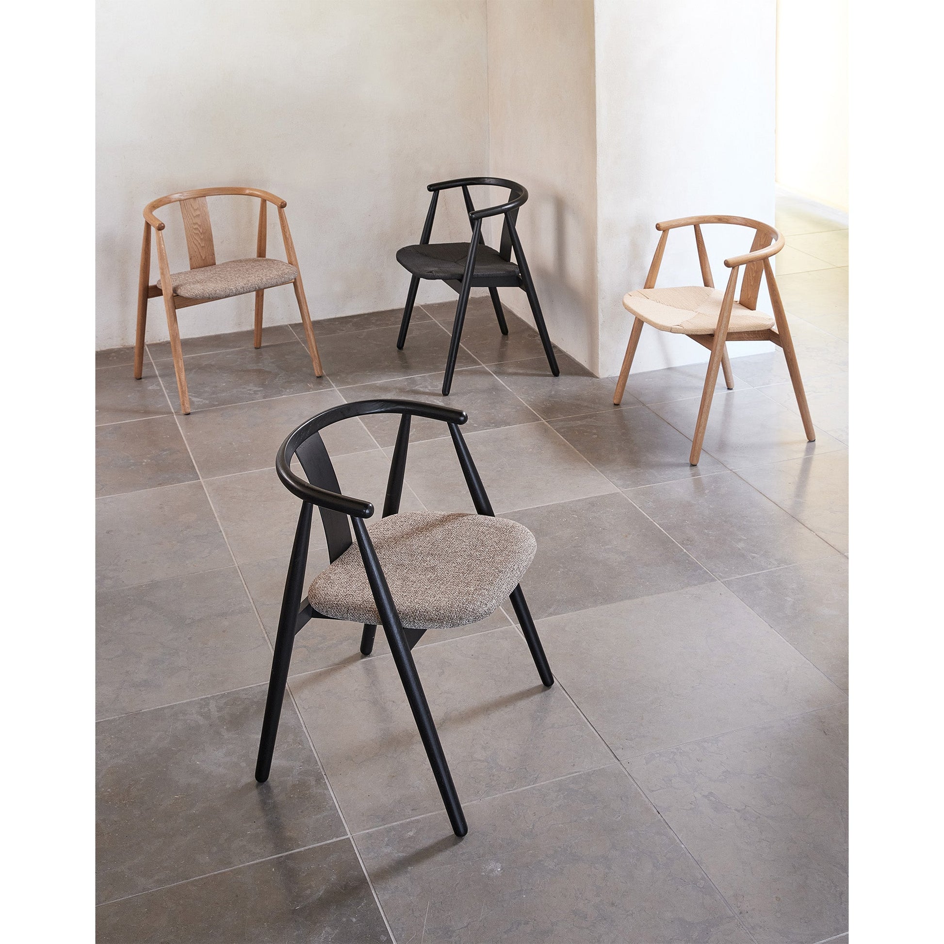 Relate spisebordsstol, egetræ | stof - Møbelkompagniet