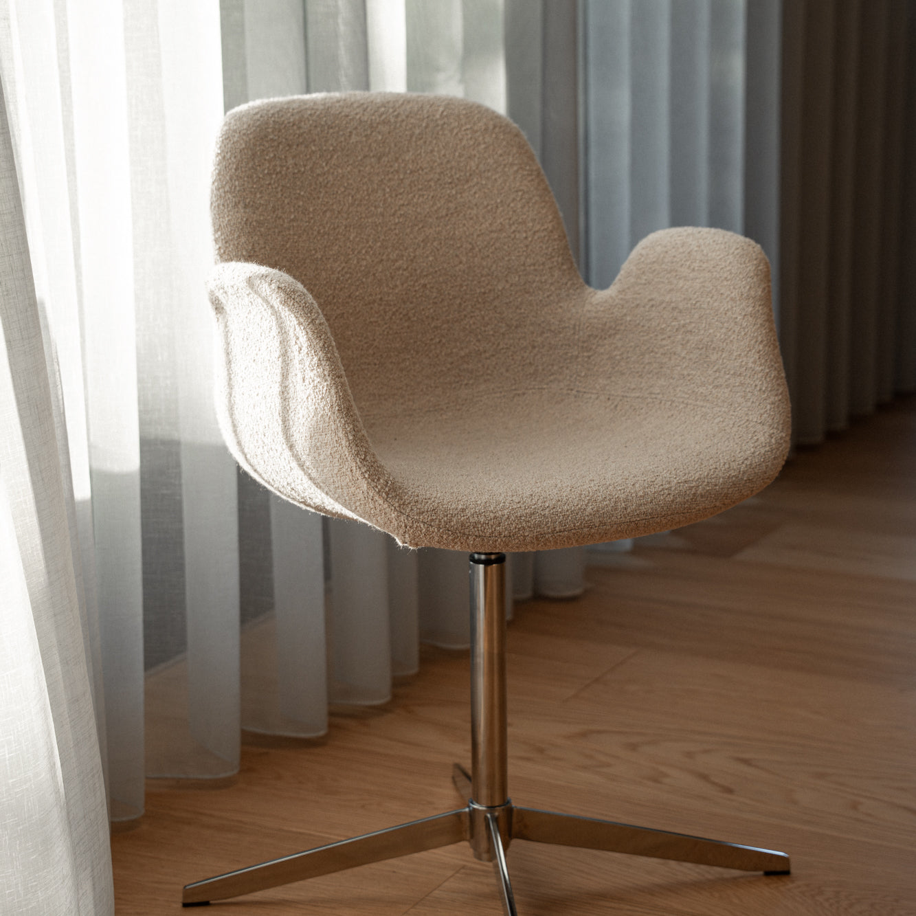 Chrome spisebordsstol, armlæn | Drejefunktion | Bouclé - Møbelkompagniet