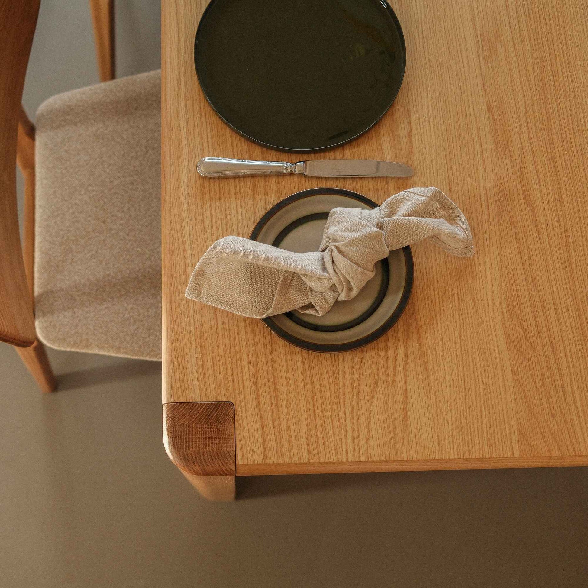 Plint spisebord, inkl. tillægsplade | 200/250x100 - Møbelkompagniet