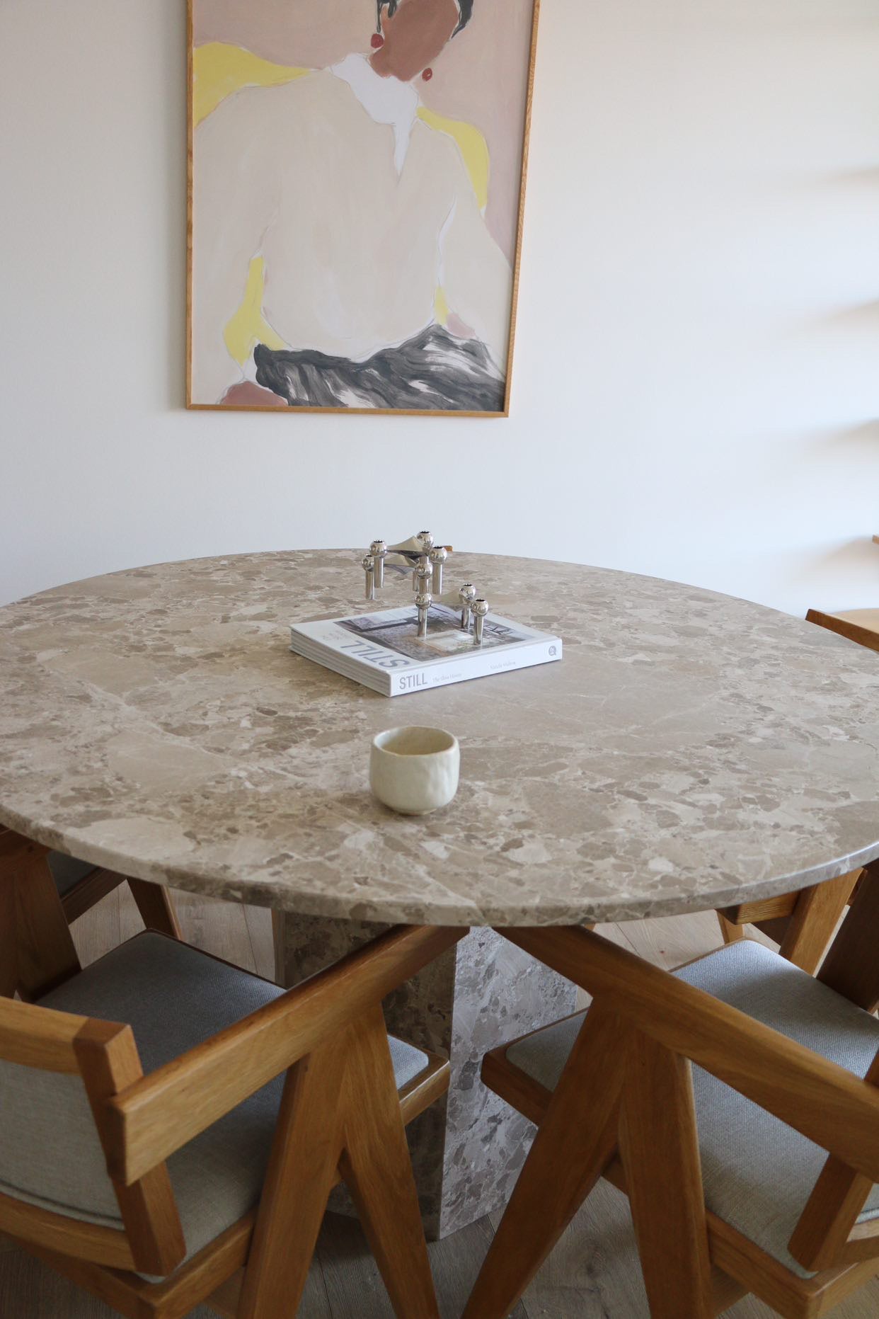 Naxos spisebord, latte marmor | Ø130 - Møbelkompagniet