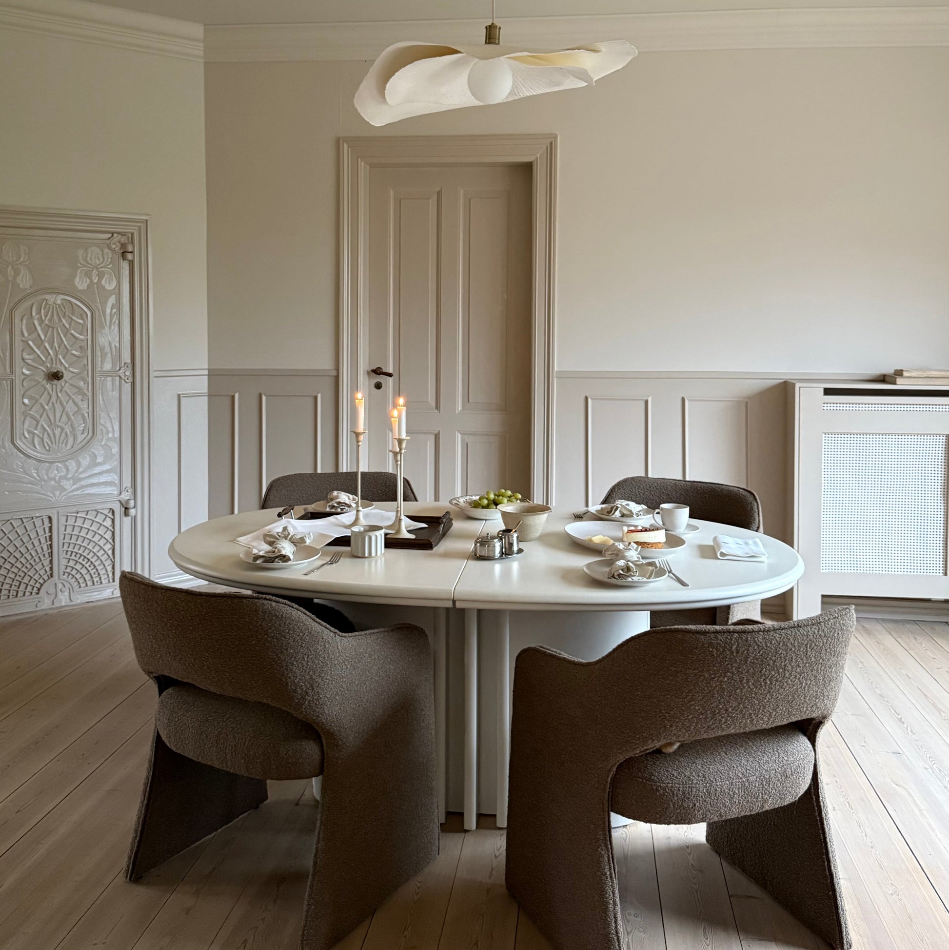 Plush spisebordsstol, armlæn | Amiya Bouclé - Møbelkompagniet