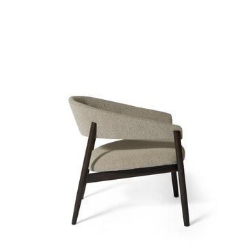 Leonora loungestol, røget egetræ | stof - Møbelkompagniet