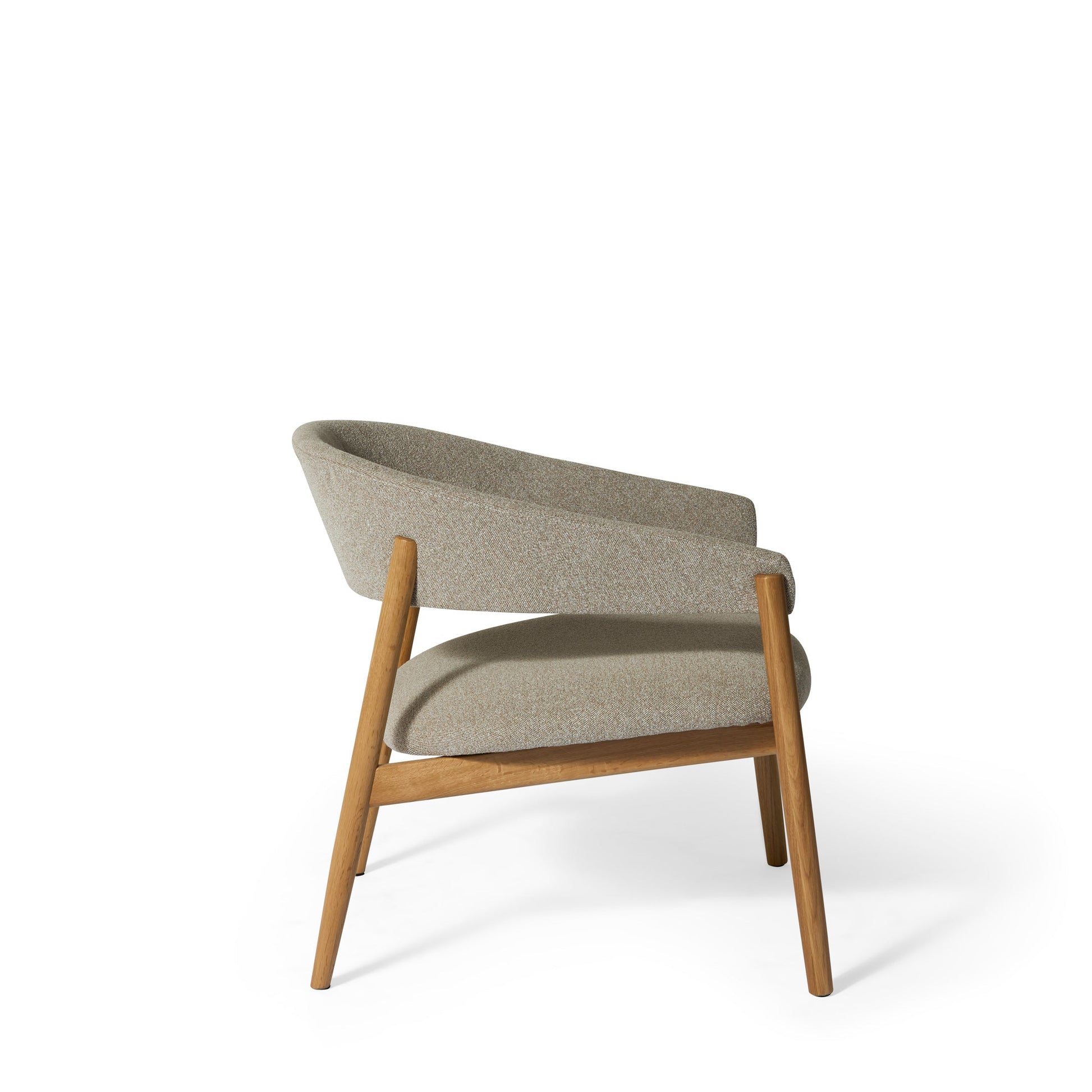 Leonora loungestol, egetræ | stof - Møbelkompagniet