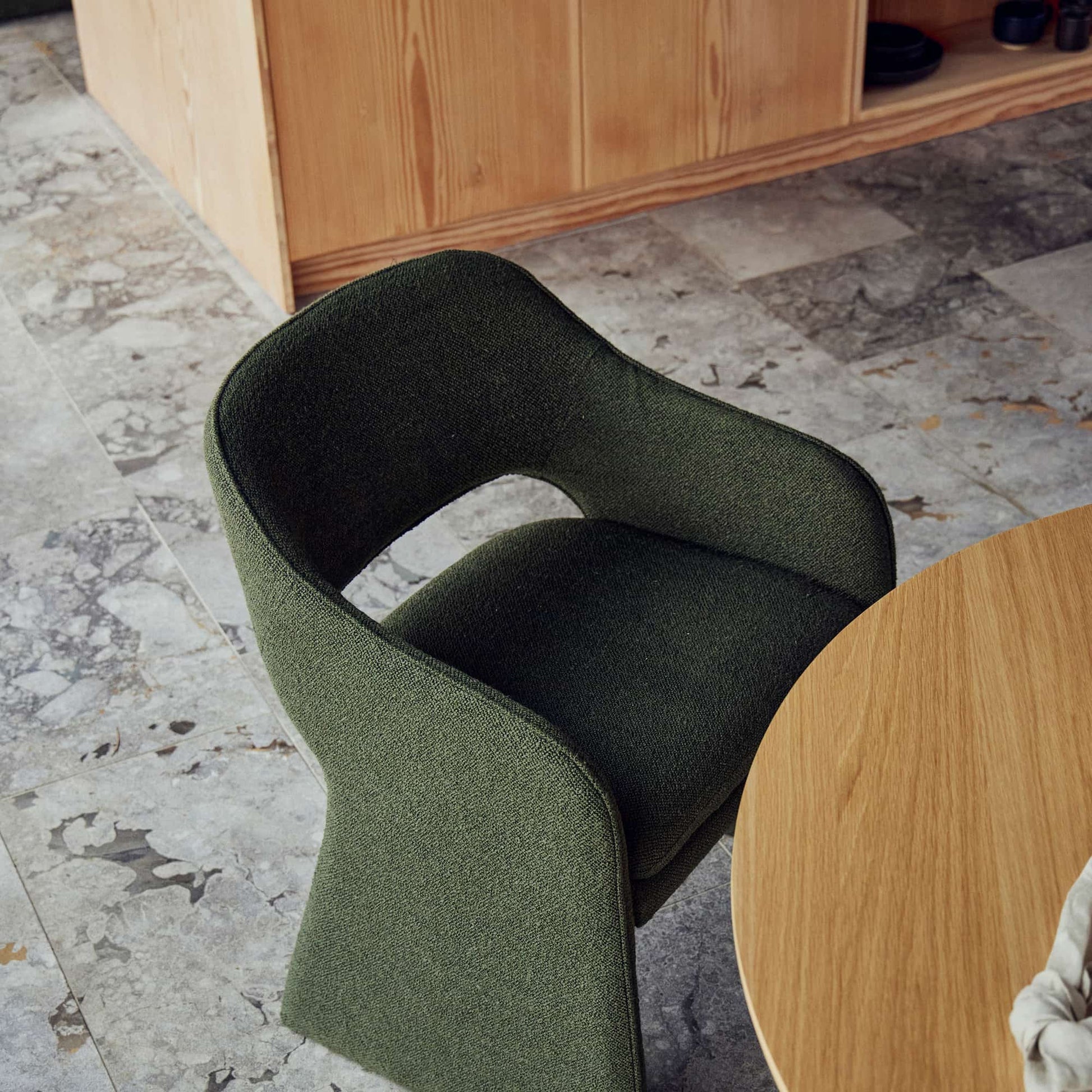 Plush spisebordsstol, armlæn | Crush Bouclé Grøn - Møbelkompagniet