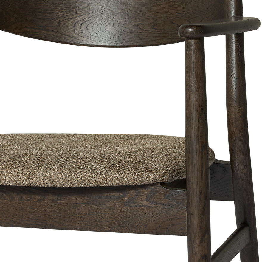 Seren spisebordsstol, røget egetræ | stof | armlæn - Møbelkompagniet