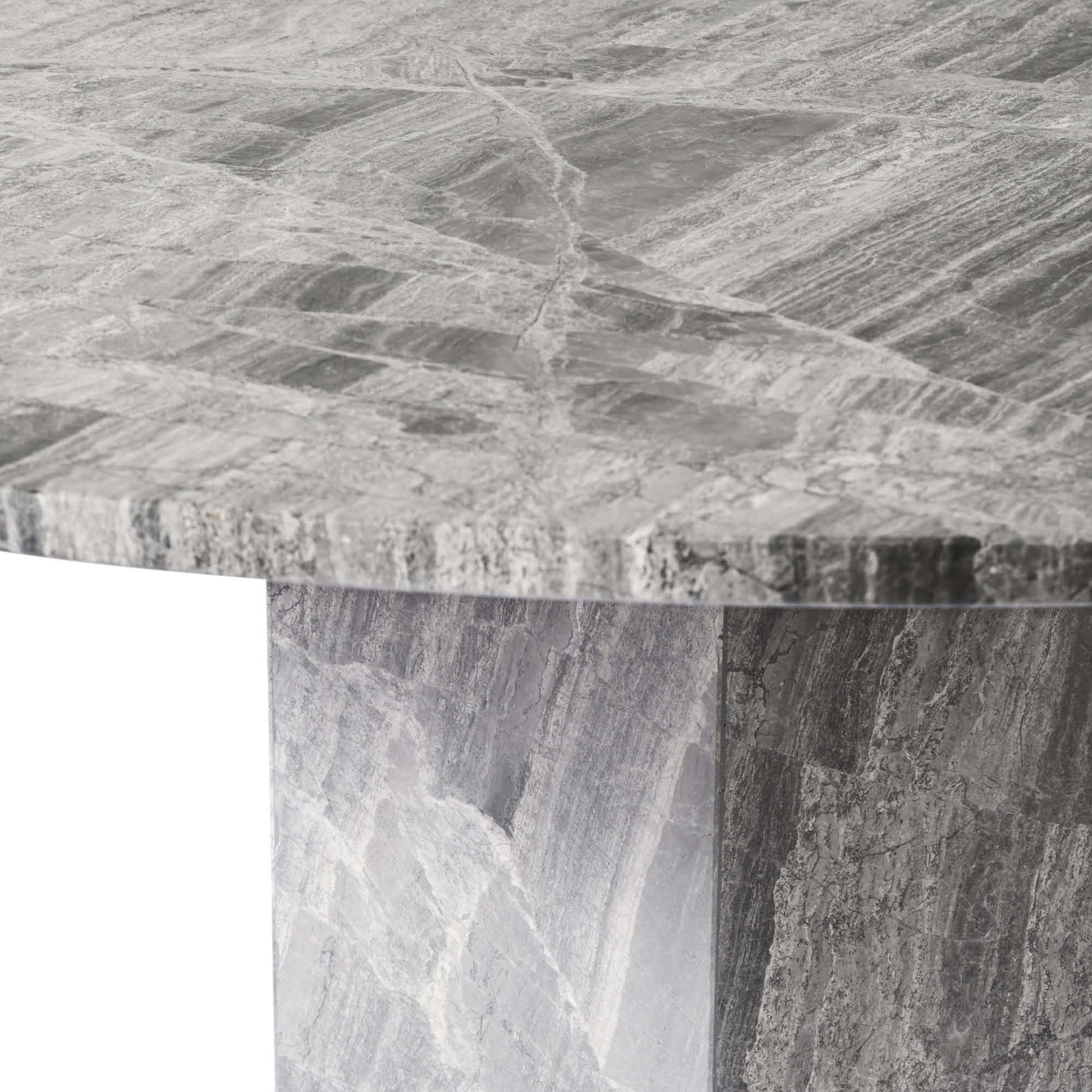 Naxos spisebord, river grey marmor | Ø130 - Møbelkompagniet