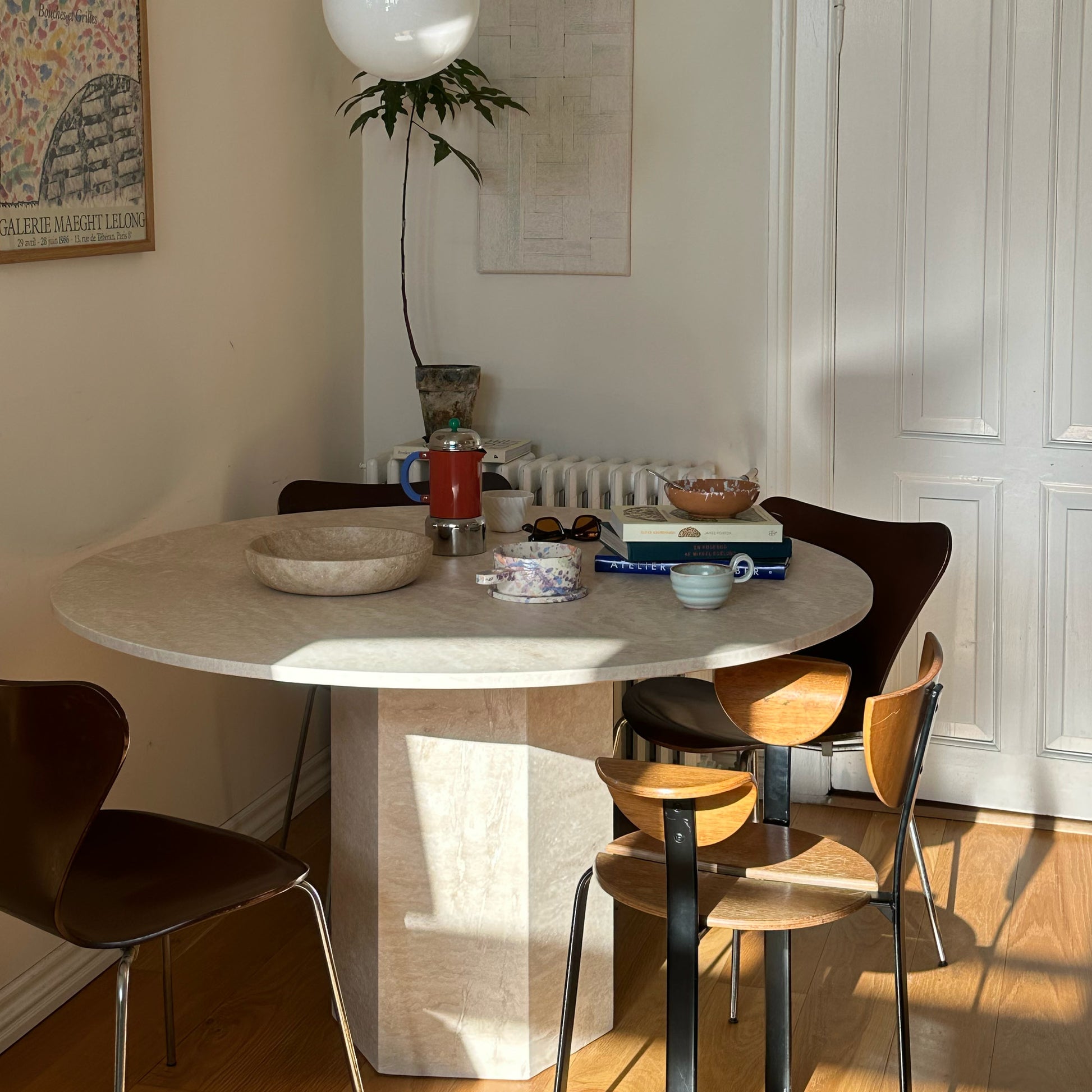 Naxos spisebord, travertin marmor | Ø130 - Møbelkompagniet