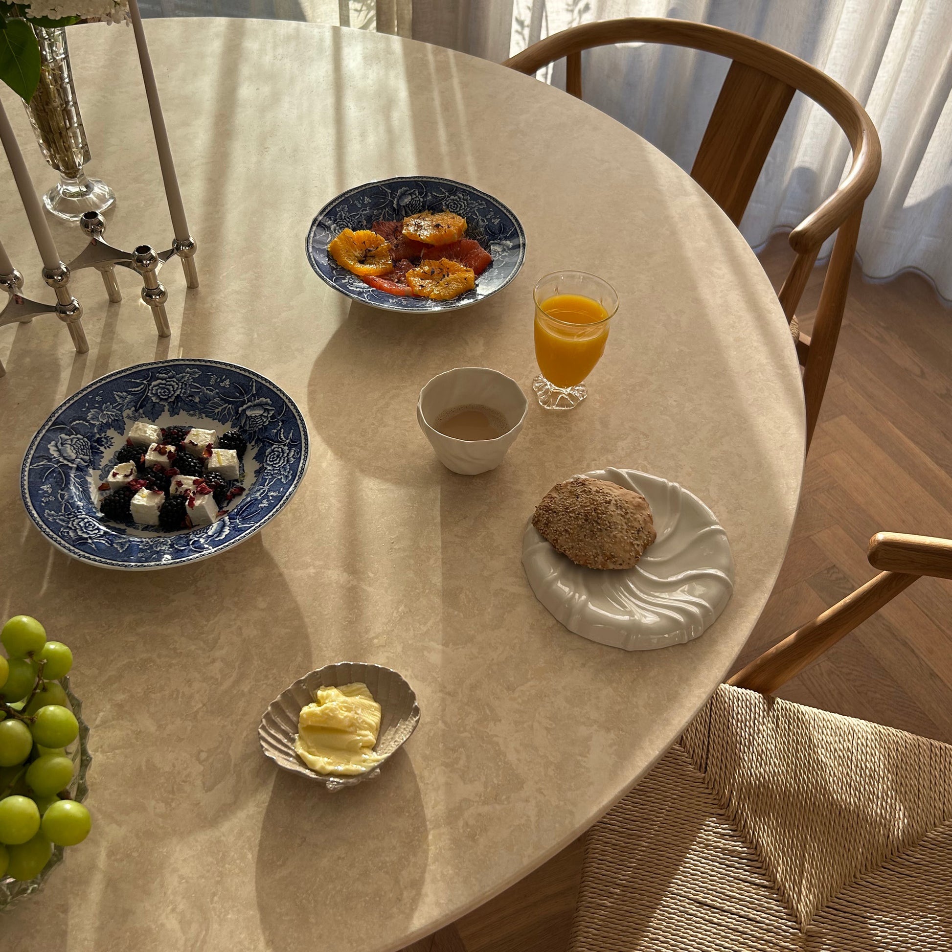 Naxos spisebord, travertin marmor | Ø130 - Møbelkompagniet